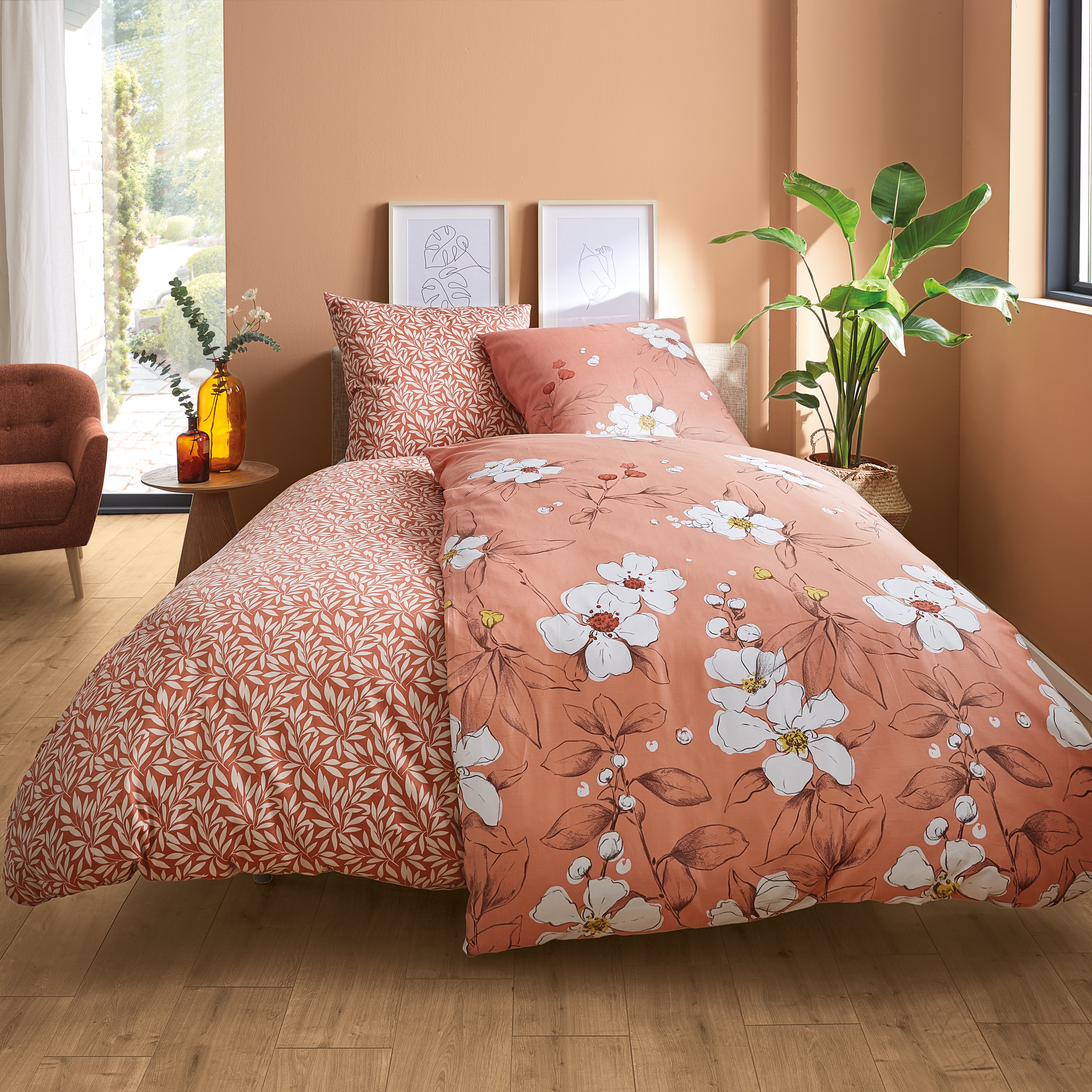 Terrafarbene Kleine Wolke Bettwäsche mit floralen Mustern in modernem Schlafzimmer auf Bett dekoriert.