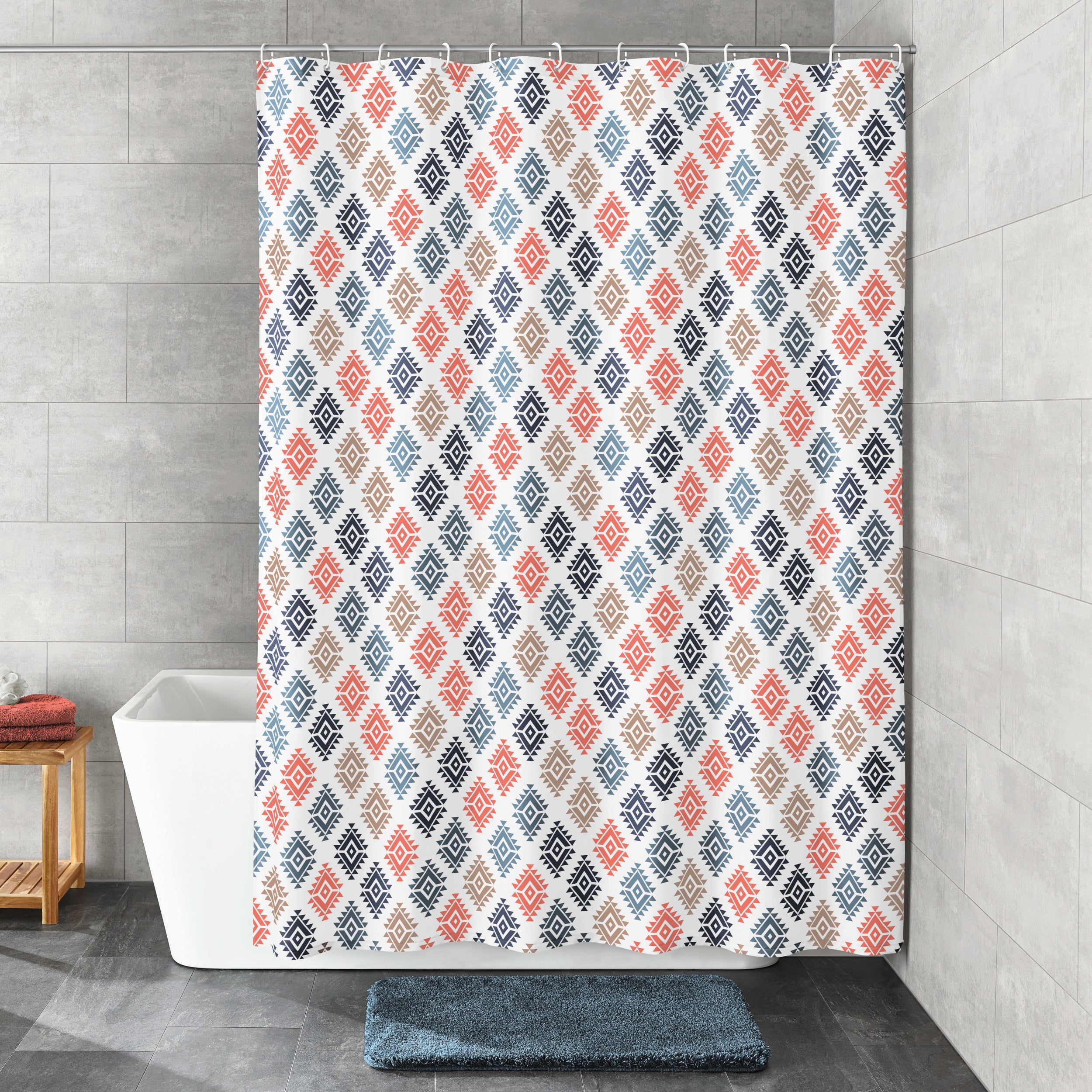 Gemusterter Duschvorhang in Rot, Blau und Grau vor Badewanne in modernem Badezimmer.