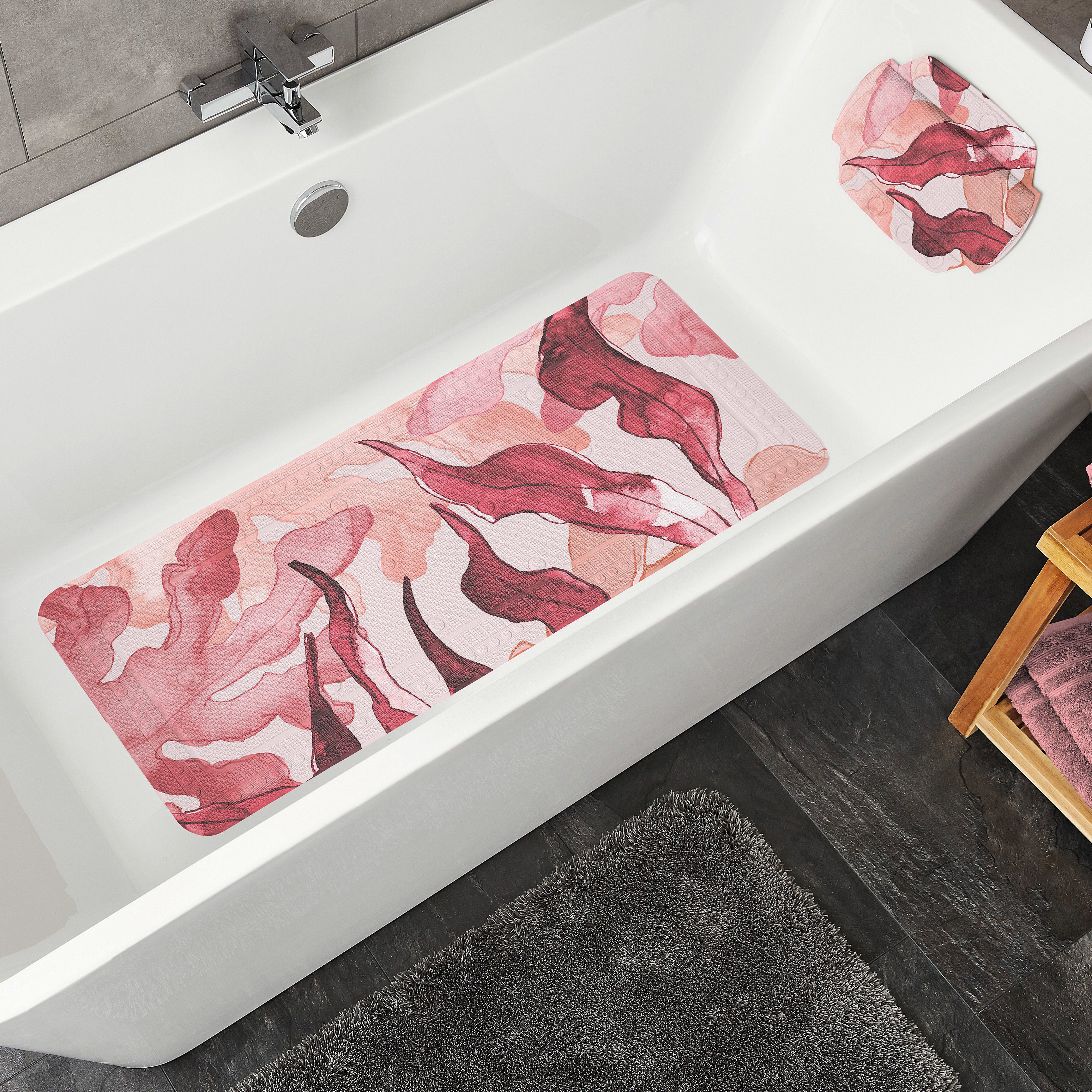 Kleine Wolke Sicherheitseinlage mit rosa Muster liegt in einer Badewanne in modernem Bad.