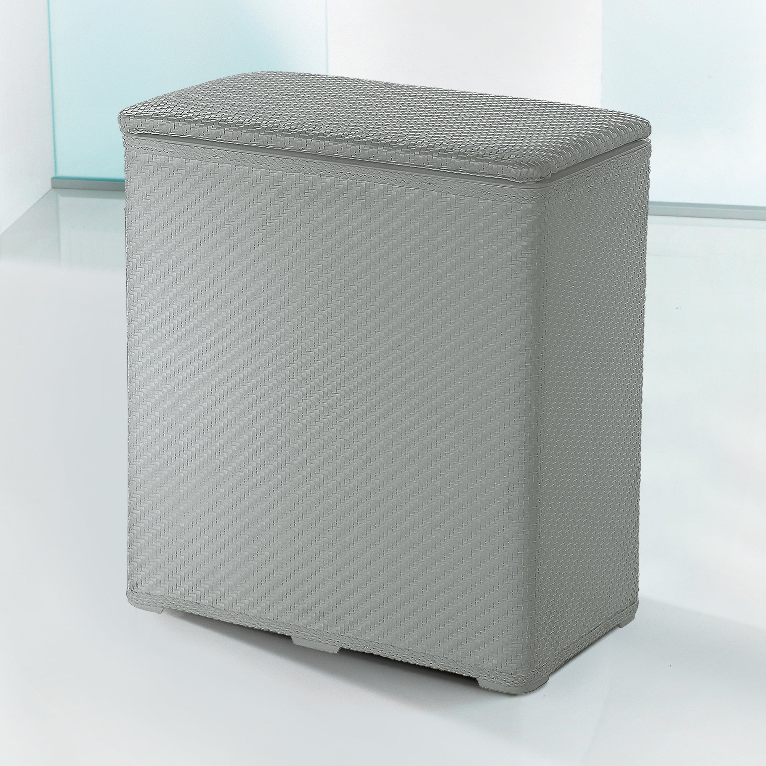 Grauer Wäschesammler von Kleine Wolke steht mit geschlossenem Deckel vor einer hellen Wand.