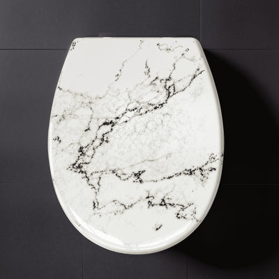Kleine Wolke WC-Sitz in weißer Marmoroptik auf dunklen Fliesen.