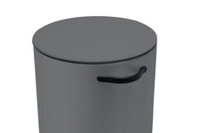 Grauer, zylindrischer Behälter mit Deckel und seitlichem schwarzem Griff