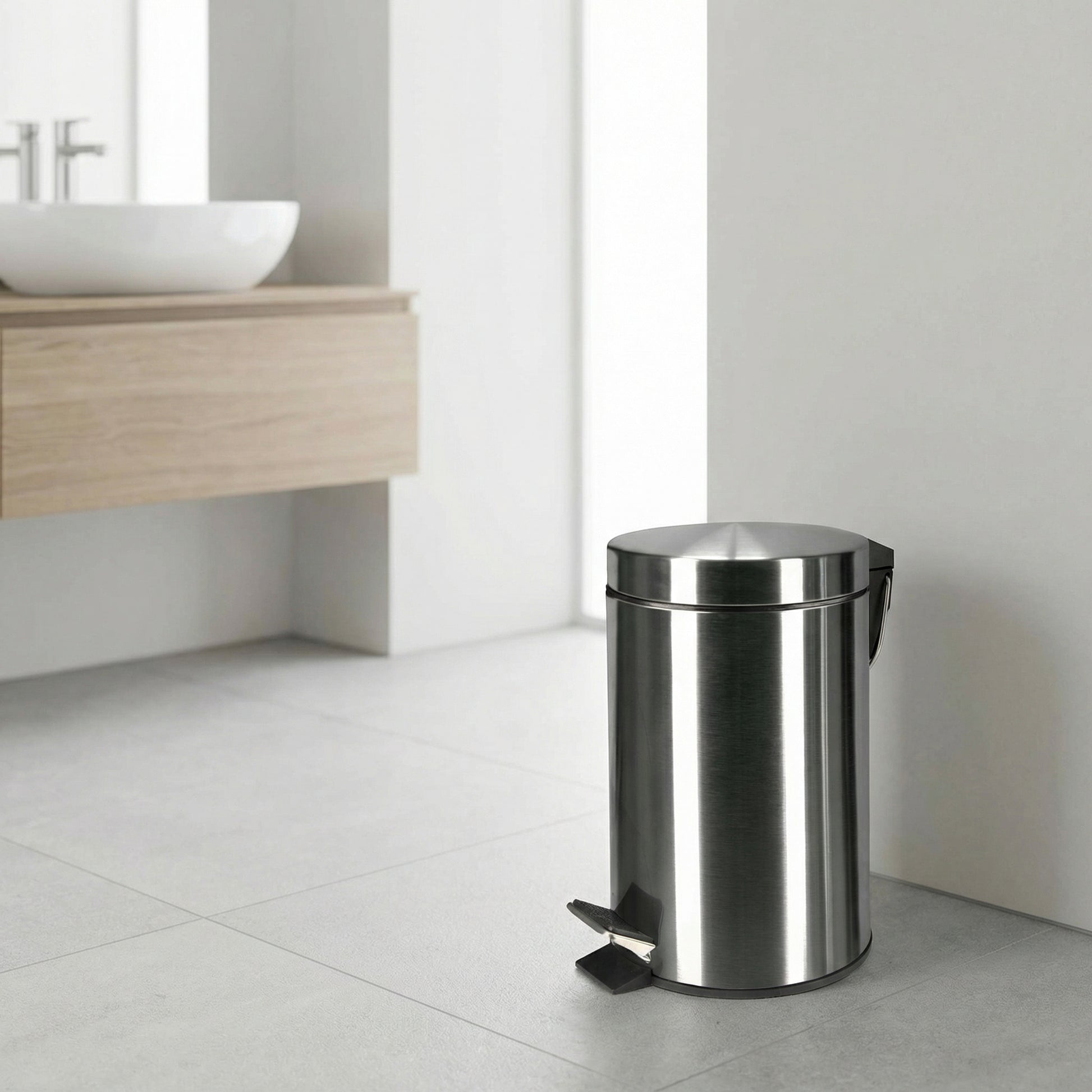 Runder Tretmülleimer aus Edelstahl in modernem, hellen Badezimmer