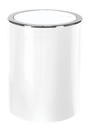 Der Kosmetikeimer CLAP Schneeweiß 5 Liter steht zylindrisch mit verchromtem Deckel.