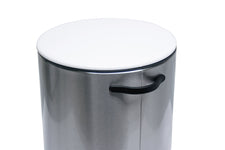 Runder Treteimer aus Edelstahl mit weißem Deckel und schwarzem Griff