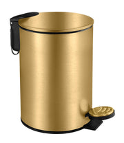Goldfarbener Treteimer mit Deckel und Pedal auf weißem Hintergrund.