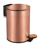 Roségoldfarbener Treteimer mit Deckel und Pedal auf weißem Hintergrund.