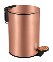 Roségoldfarbener Treteimer mit Deckel und Pedal auf weißem Hintergrund.
