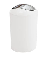 Weißer, zylindrischer Kosmetikeimer fürs Bad mit silbernem Schwingdeckel