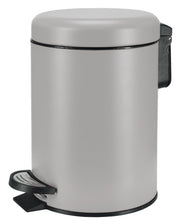 Kosmetikeimer ONE platinfarben 3 Liter steht freigestellt mit Pedal und Schwingdeckel.