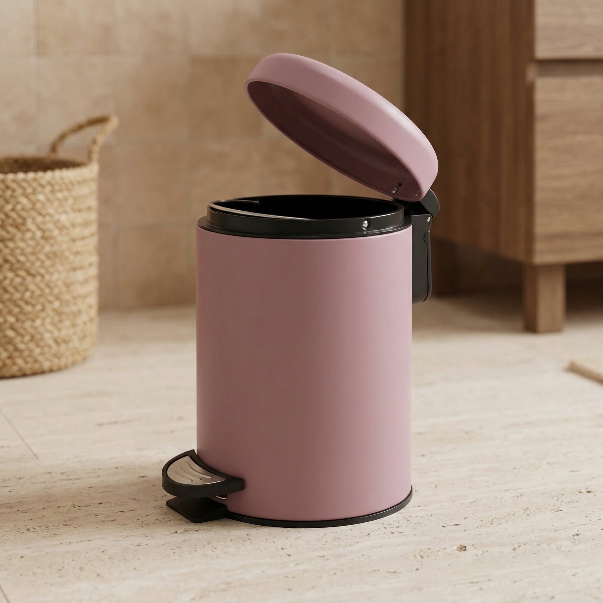 Rosa Treteimer mit offenem Deckel auf hellem Badezimmerboden steht