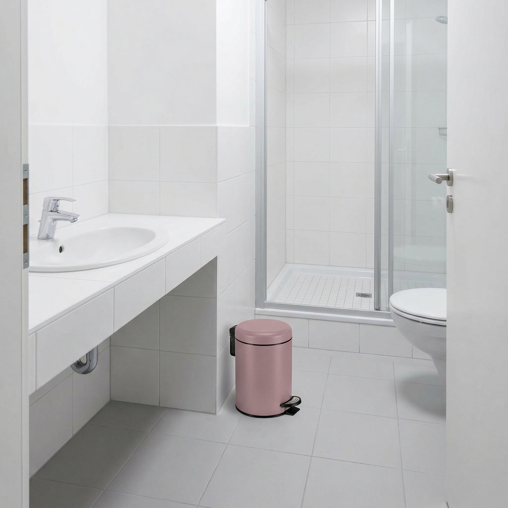 Modernes Bad mit rosa Treteimer neben Waschbecken und Dusche