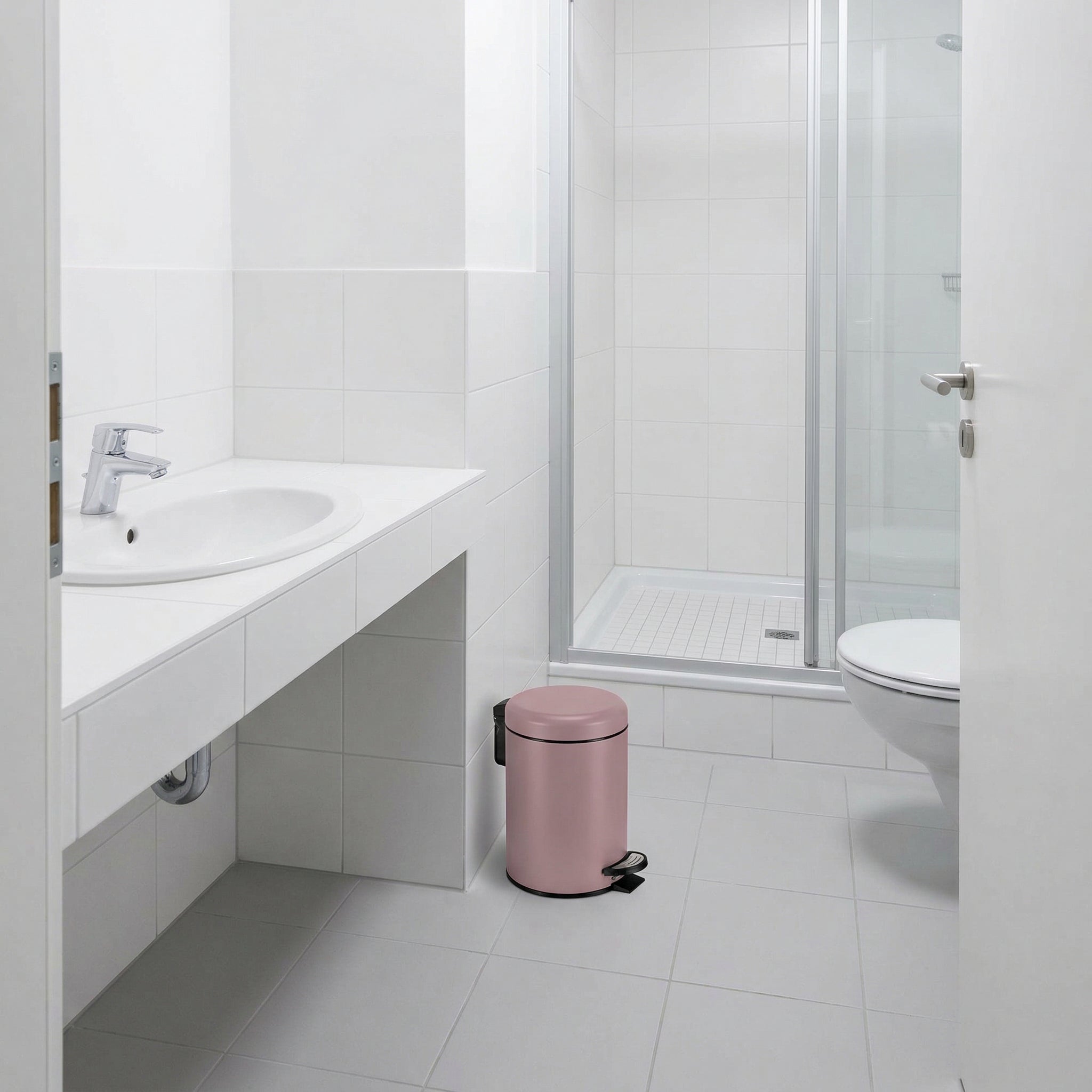 Modernes Bad mit rosa Treteimer neben Waschbecken und Dusche