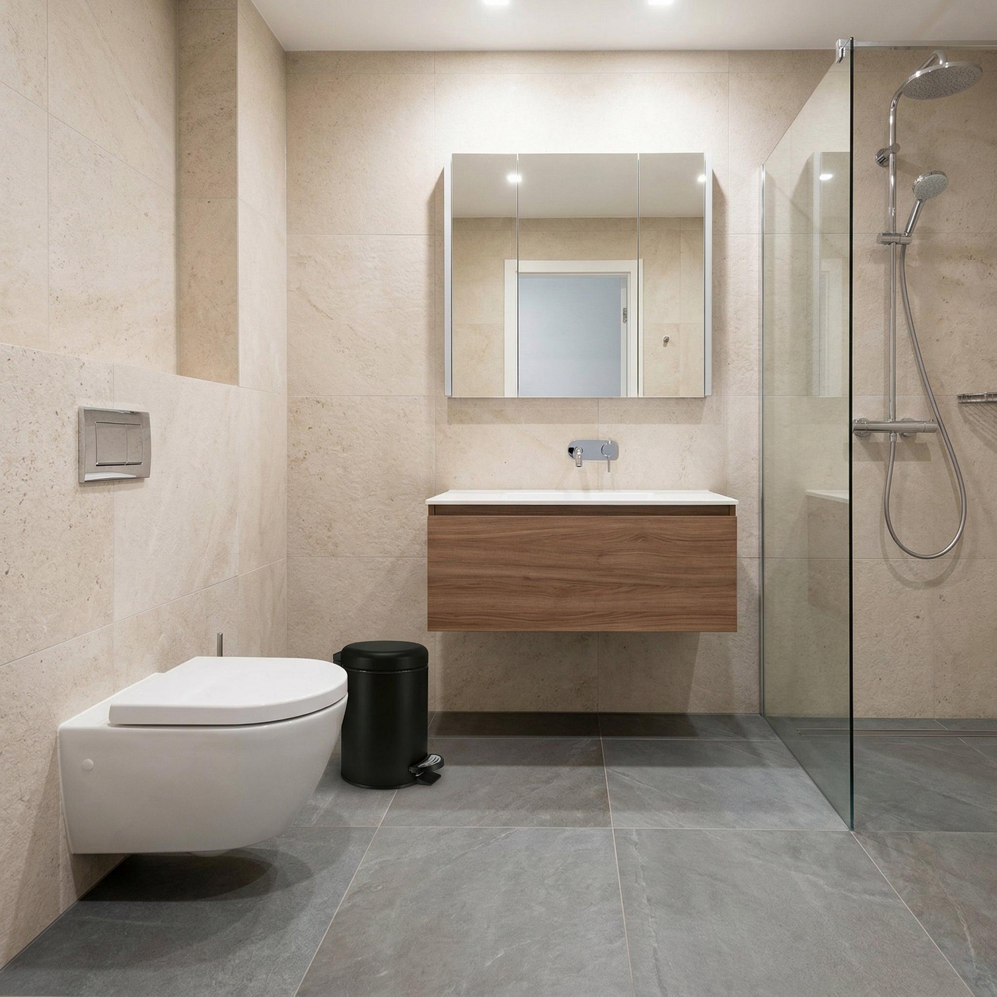 Modernes Bad mit Wand-WC, Holz-Waschtisch und Glas-Duschkabine rechts