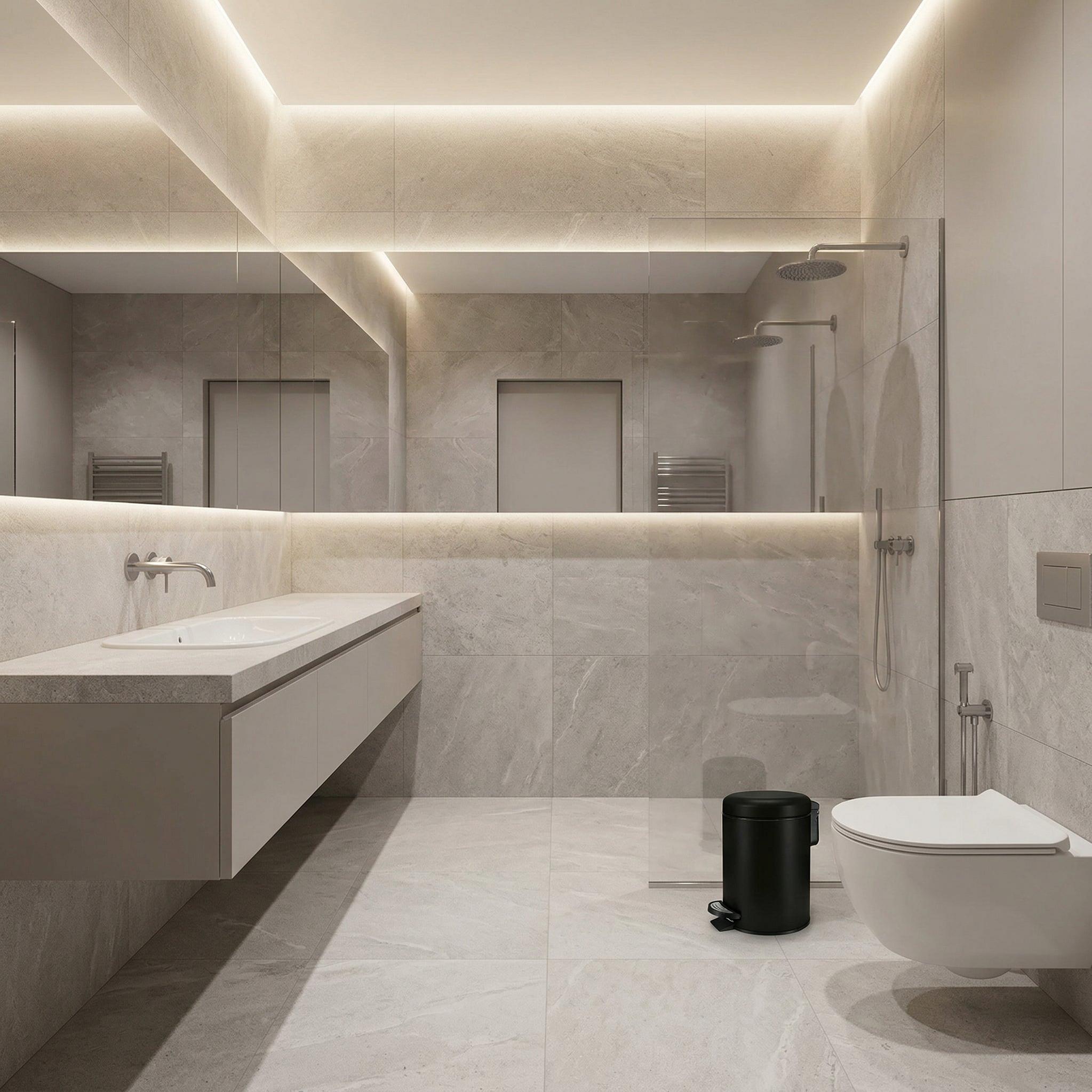 Modernes, helles Bad mit Wand-WC, Waschbecken, Dusche und Mülleimer
