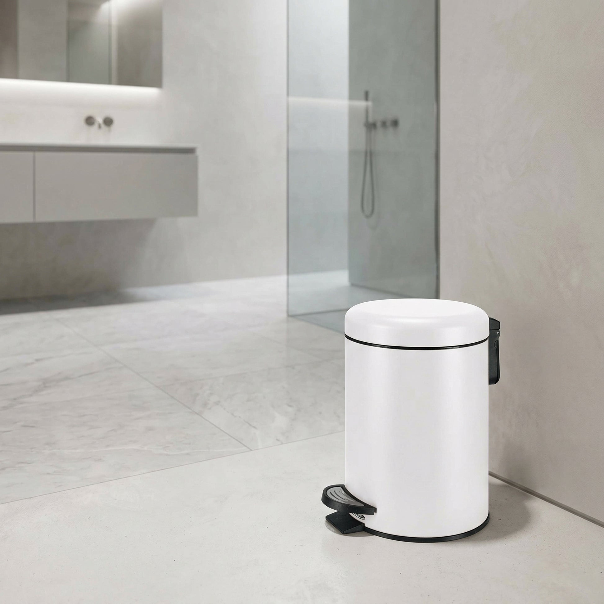 Weißer Treteimer aus Metall in modernem, minimalistischem Bad Interieur