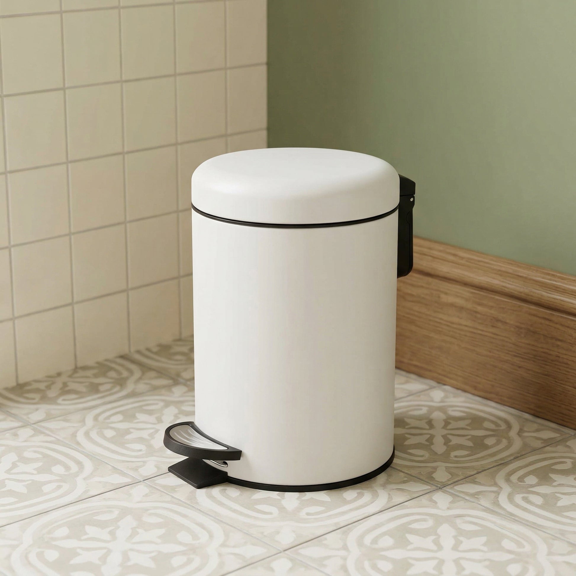 Weißer Treteimer im Badezimmer auf gemusterten Fliesenboden an Wand