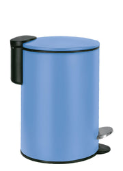 Blauer Treteimer mit schwarzem Deckel und Pedal vor weißem Hintergrund.