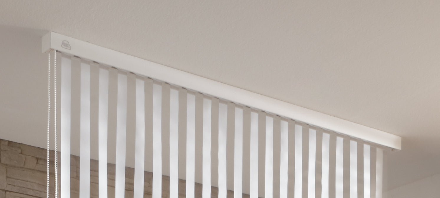 Weiße Leerkassette für Duschrollo 134 cm mit Kettenzug an der Decke montiert.