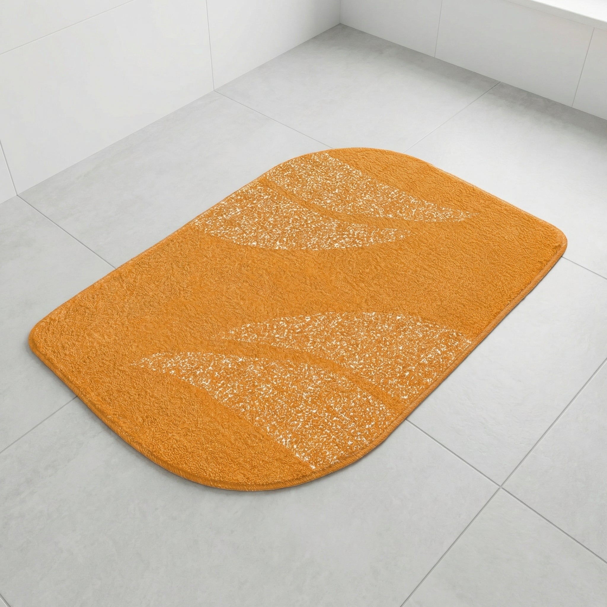 Orange Badematte mit geschwungenem Muster auf hellgrauen Fliesen