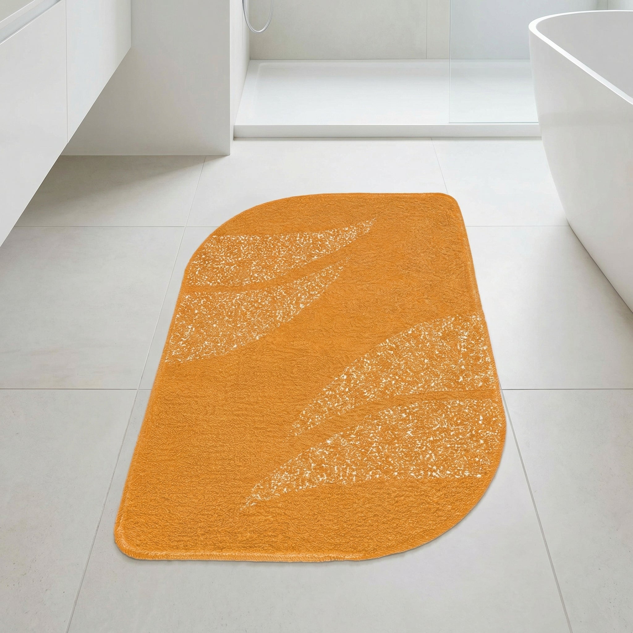 Orange Badematte mit Blattmuster auf hellen Badezimmerfliesenboden