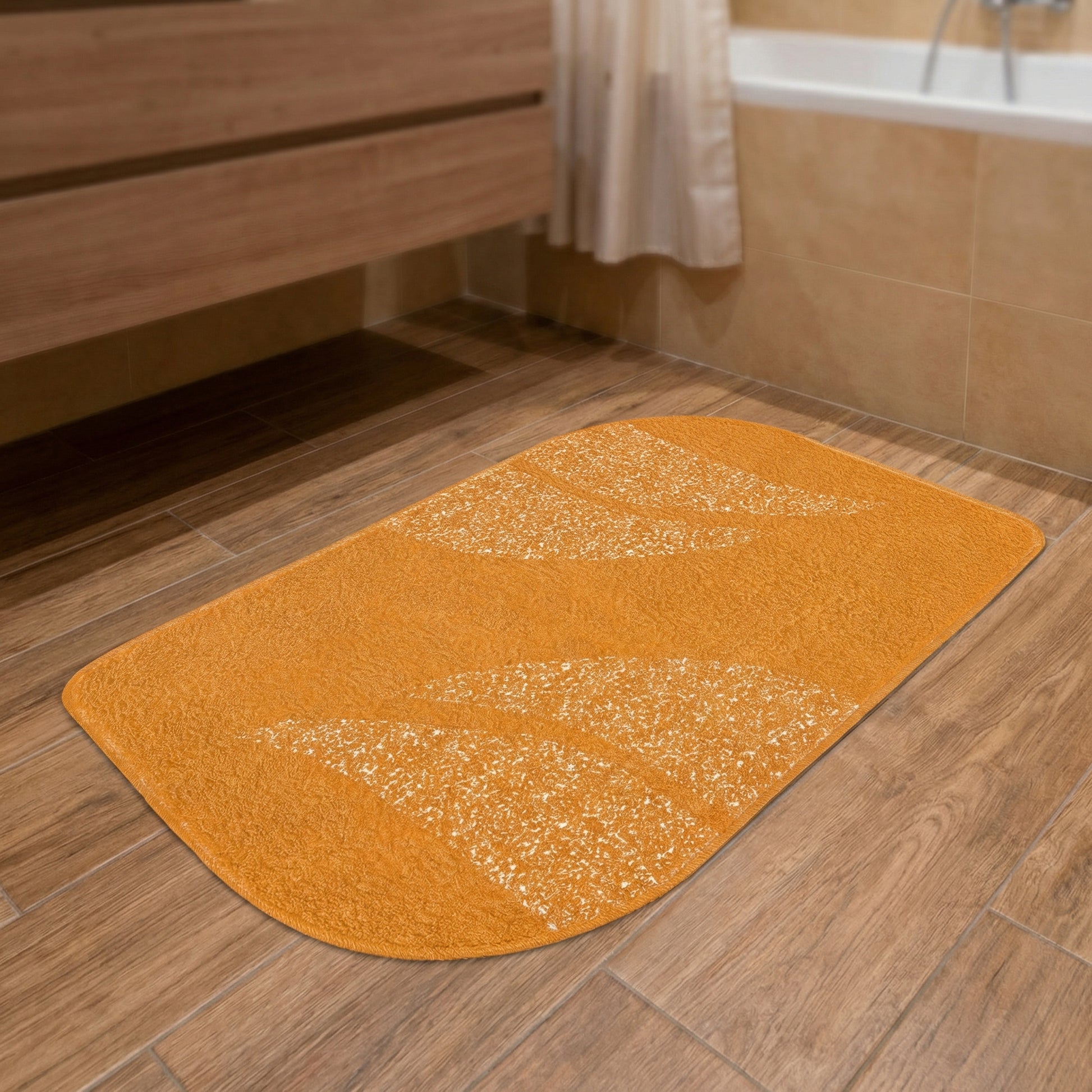 Orange Badematte mit Wellenmuster auf Holzfliesenboden im modernen Bad
