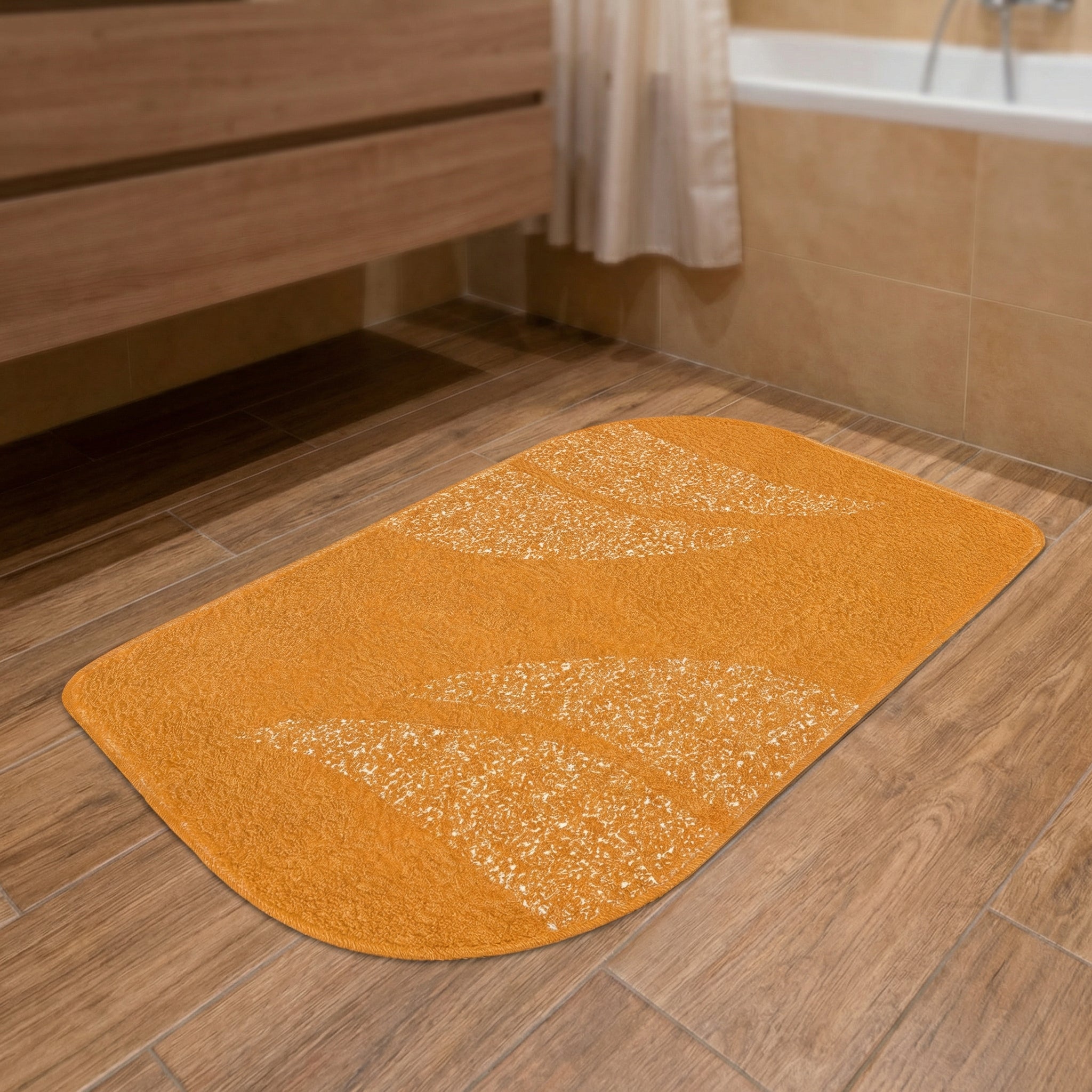 Orange Badematte mit Wellenmuster auf Holzfliesenboden im modernen Bad