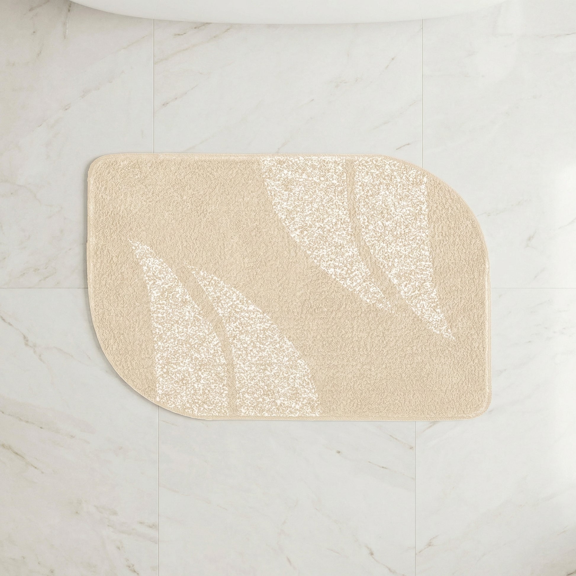 Beige Badematte mit abgerundeter Ecke und dezentem hellen Wellenmuster