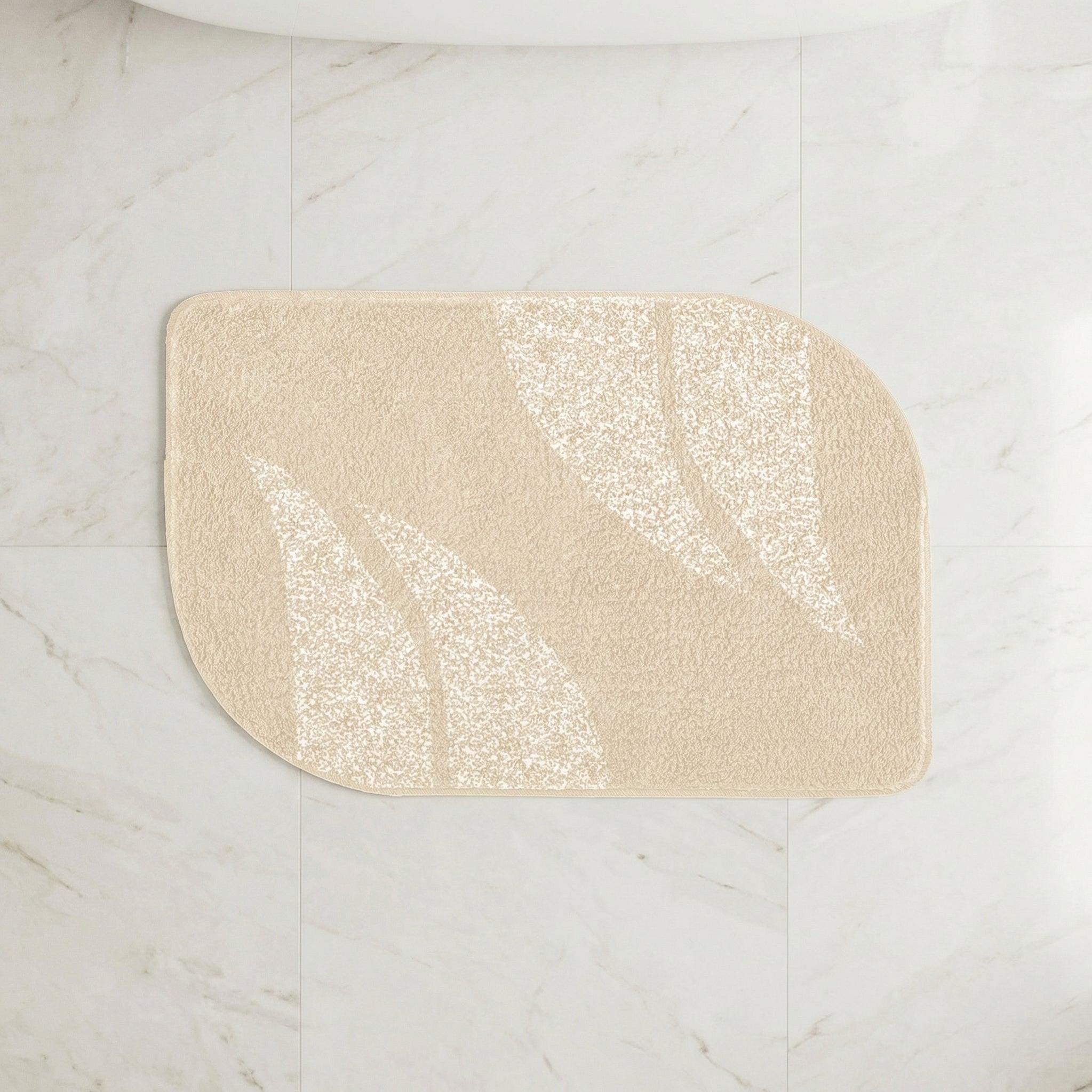 Beige Badematte mit abgerundeter Ecke und dezentem hellen Wellenmuster