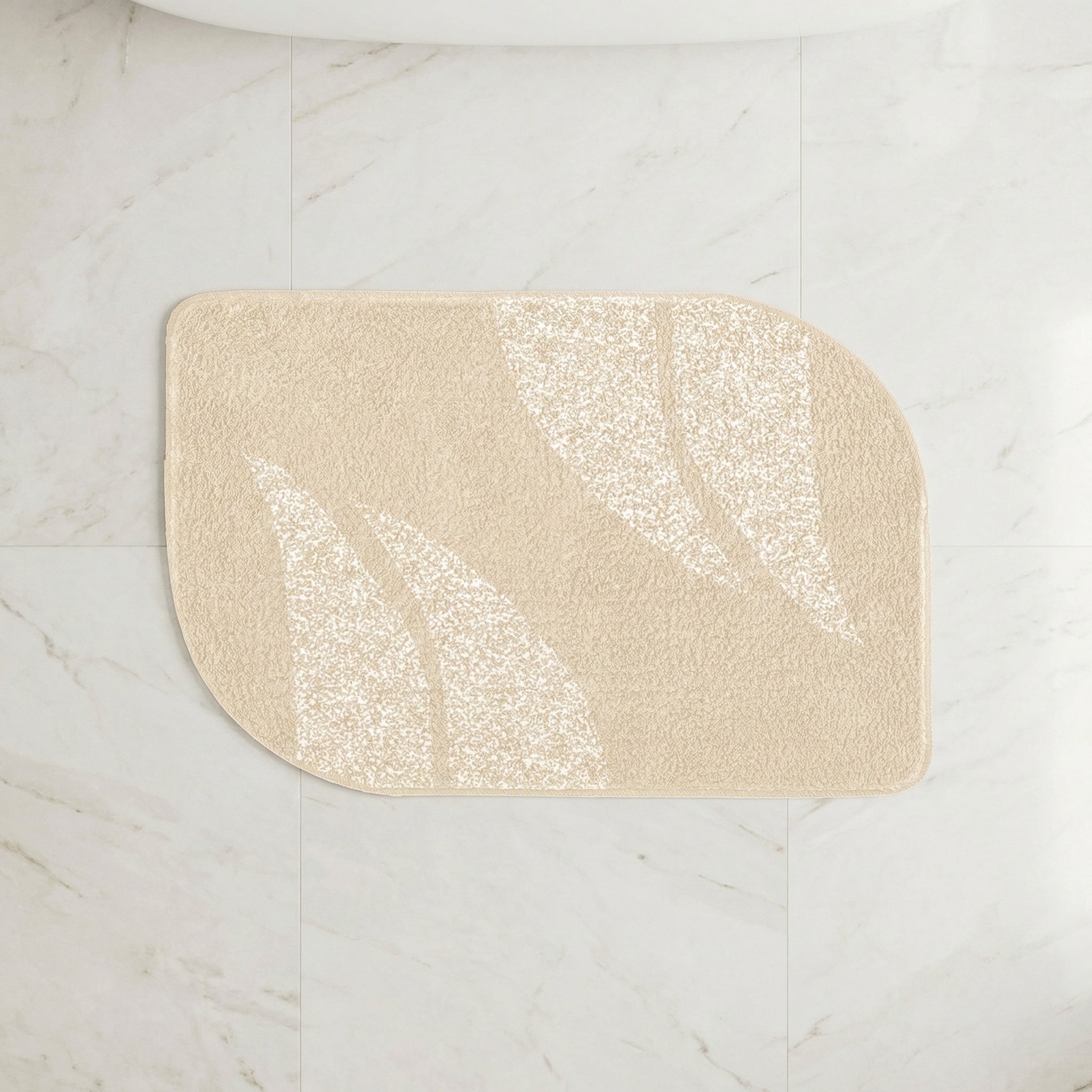 Beige Badematte mit abgerundeter Ecke und dezentem hellen Wellenmuster