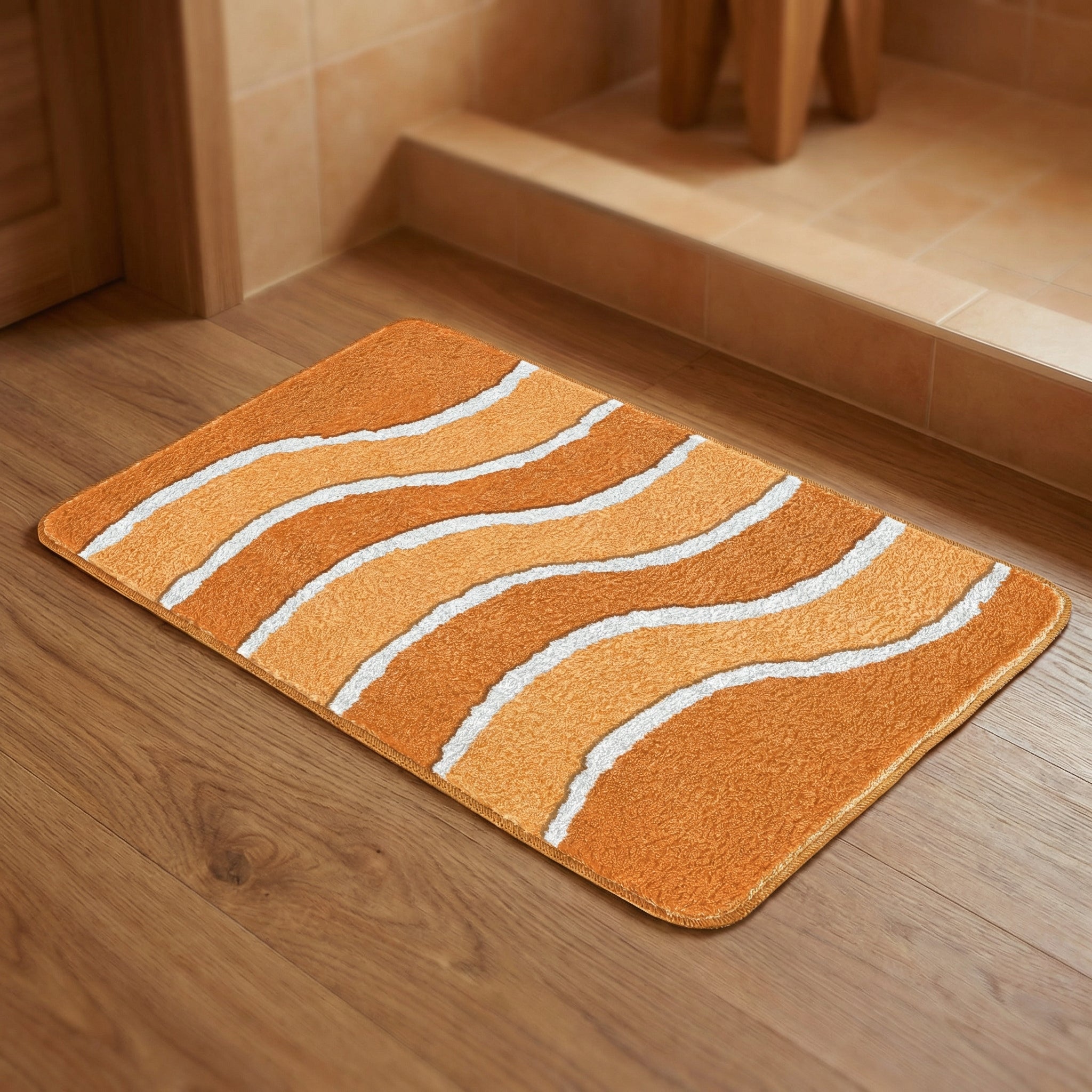 Orange Badematte mit weißen und hellorangen Wellen auf Holzboden