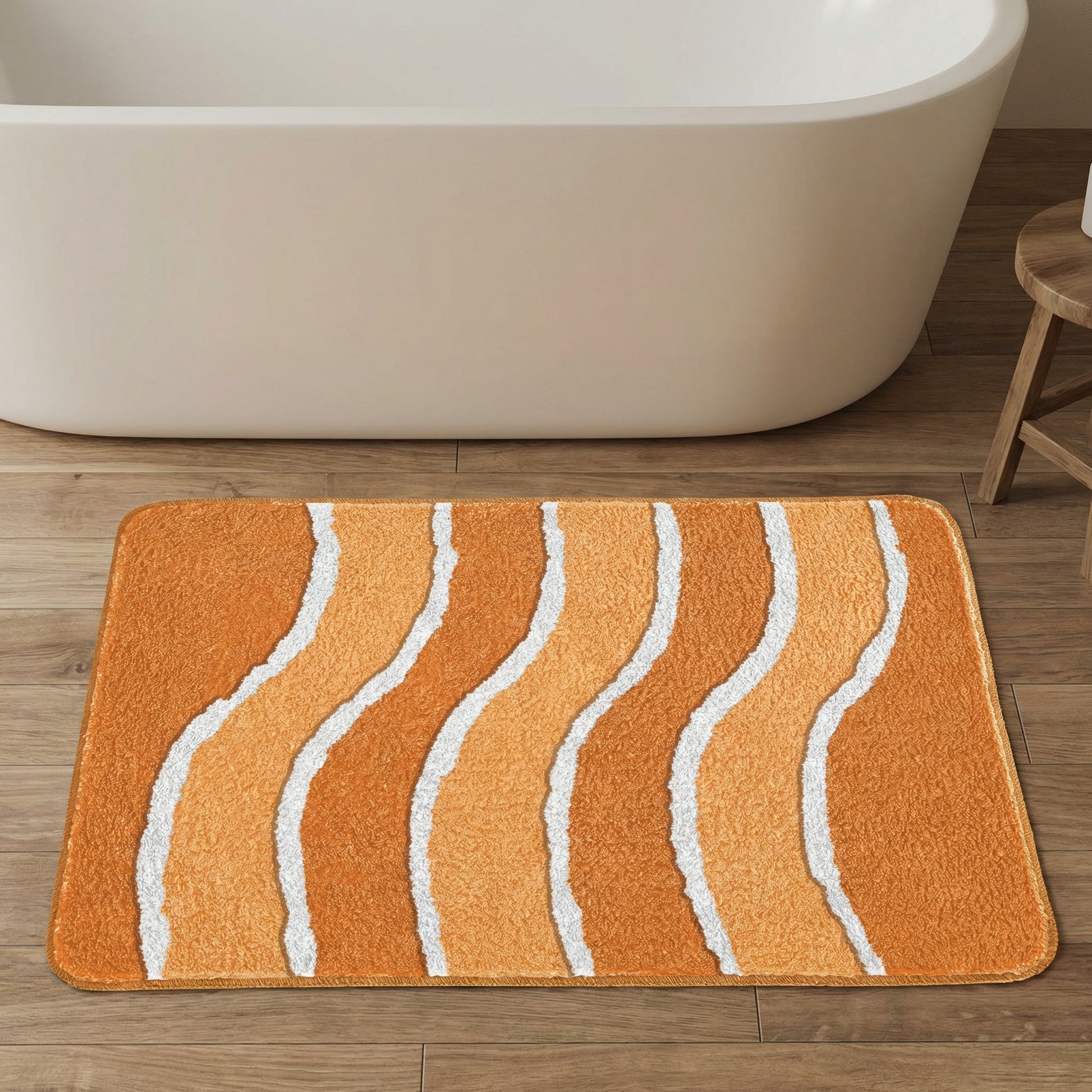 Oranger Badematte mit weißen und hellorangen Wellen vor Badewanne