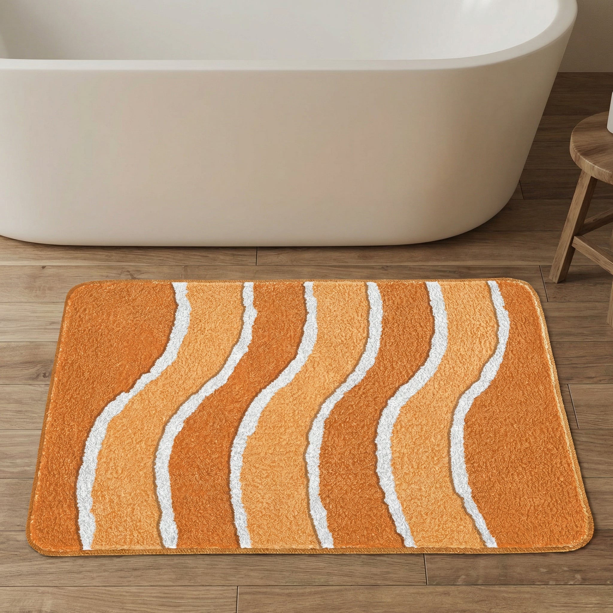 Oranger Badematte mit weißen und hellorangen Wellen vor Badewanne