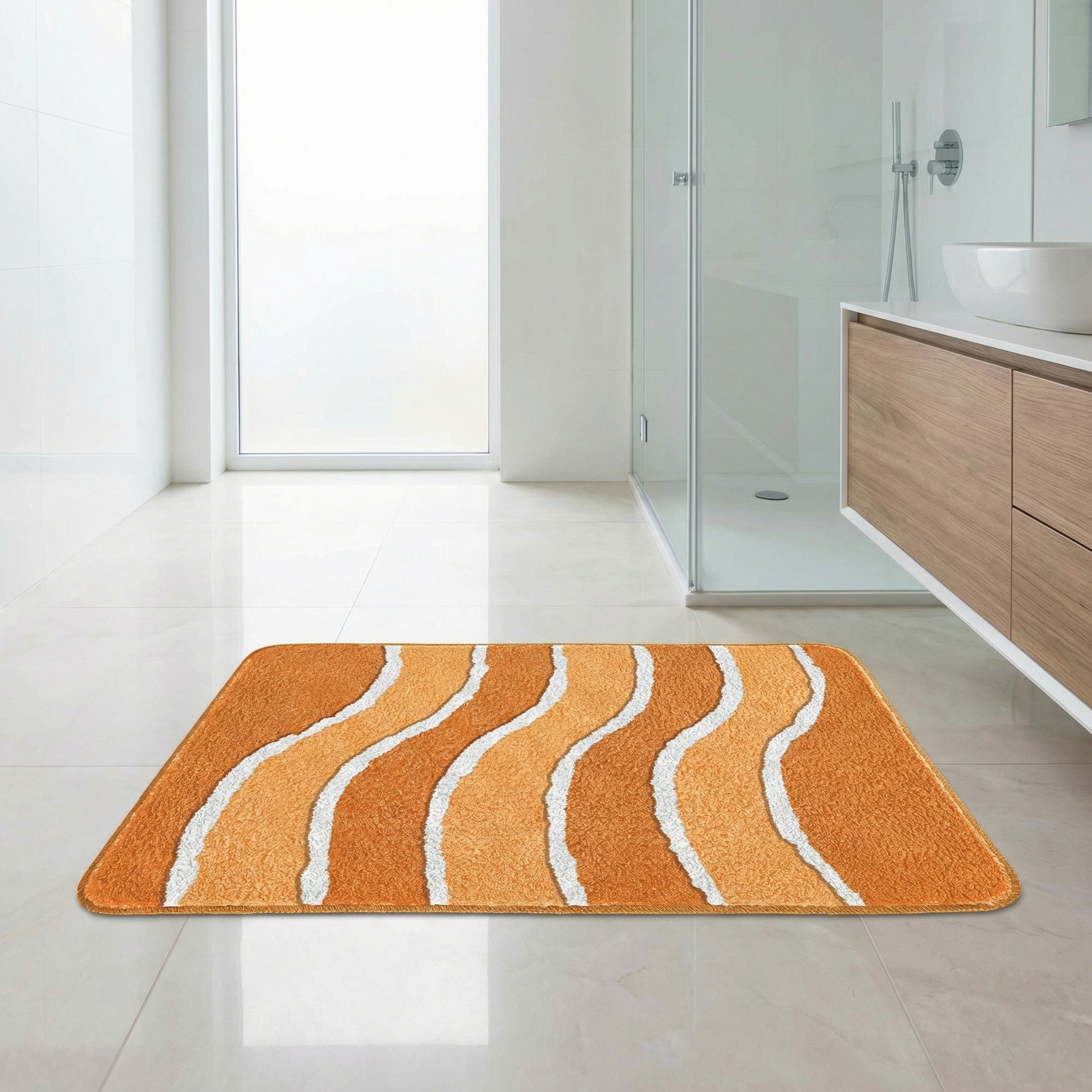 Orange Badematte mit weißen und hellorangen Wellen auf Fliesenboden