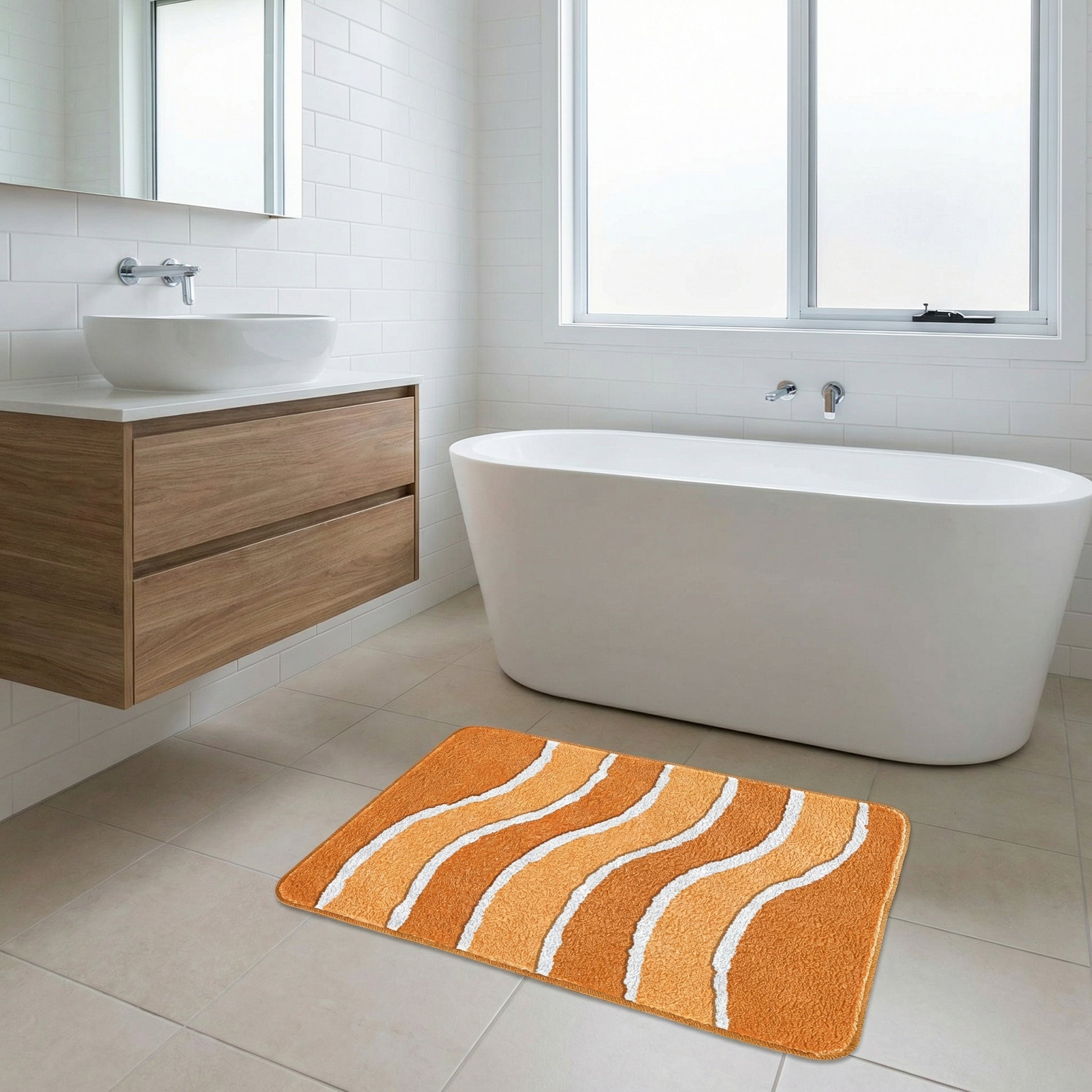 Orange Badematte mit weißen Wellenlinien vor freistehender Badewanne