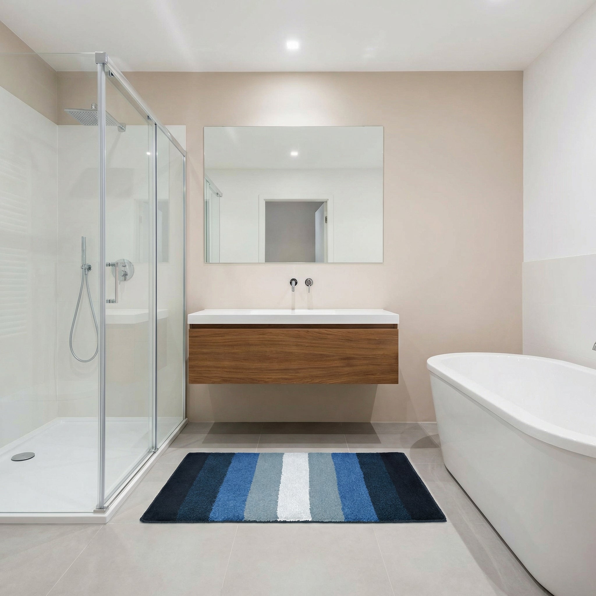 Modernes Bad mit Dusche, freistehender Wanne und blauem Badteppich