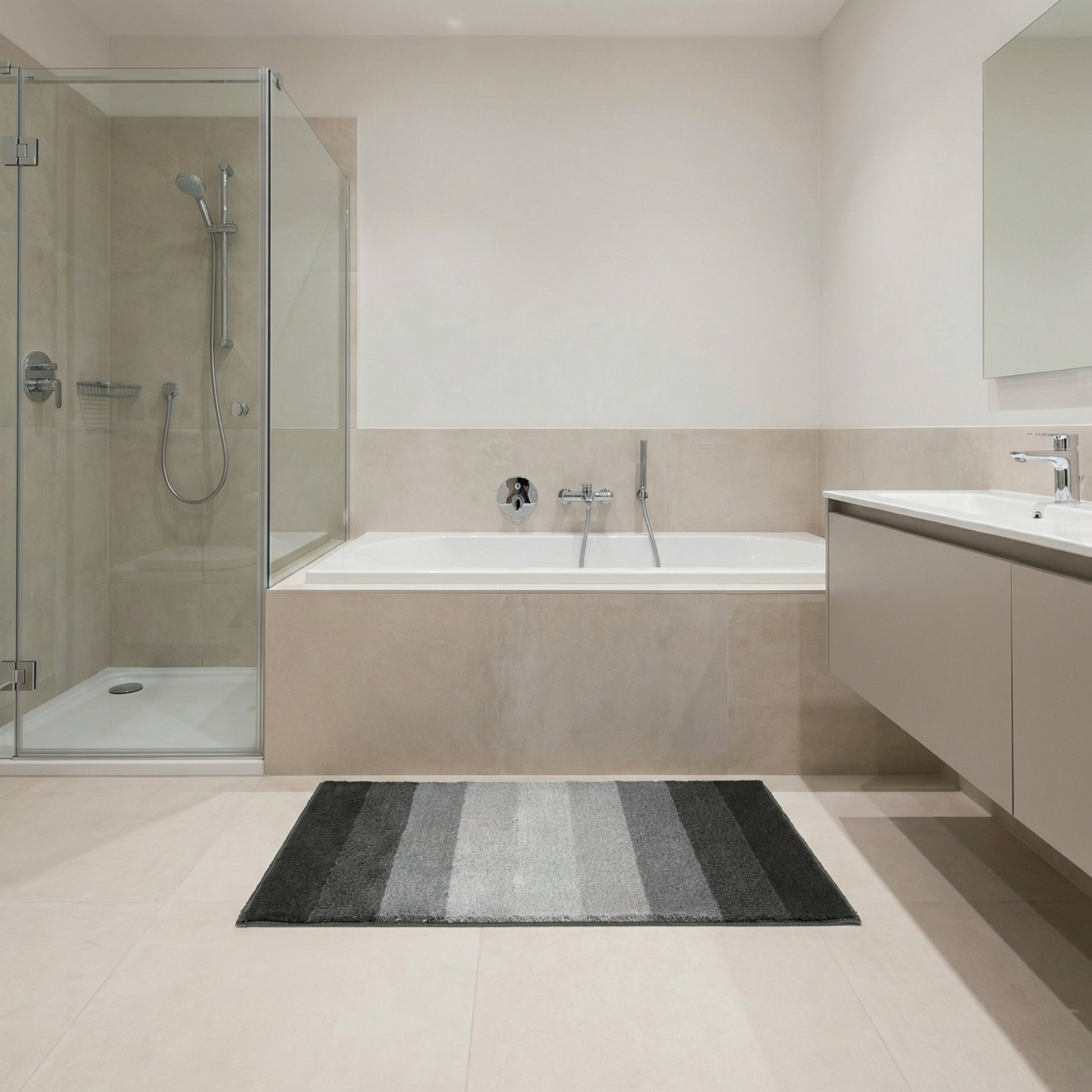 Modernes Bad mit Dusche, Badewanne und grauem gestreiftem Badteppich