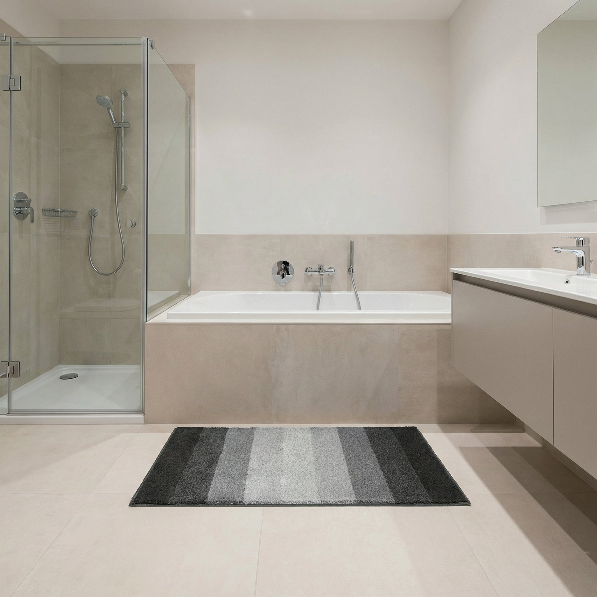 Modernes Bad mit Dusche, Badewanne und grauem gestreiftem Badteppich