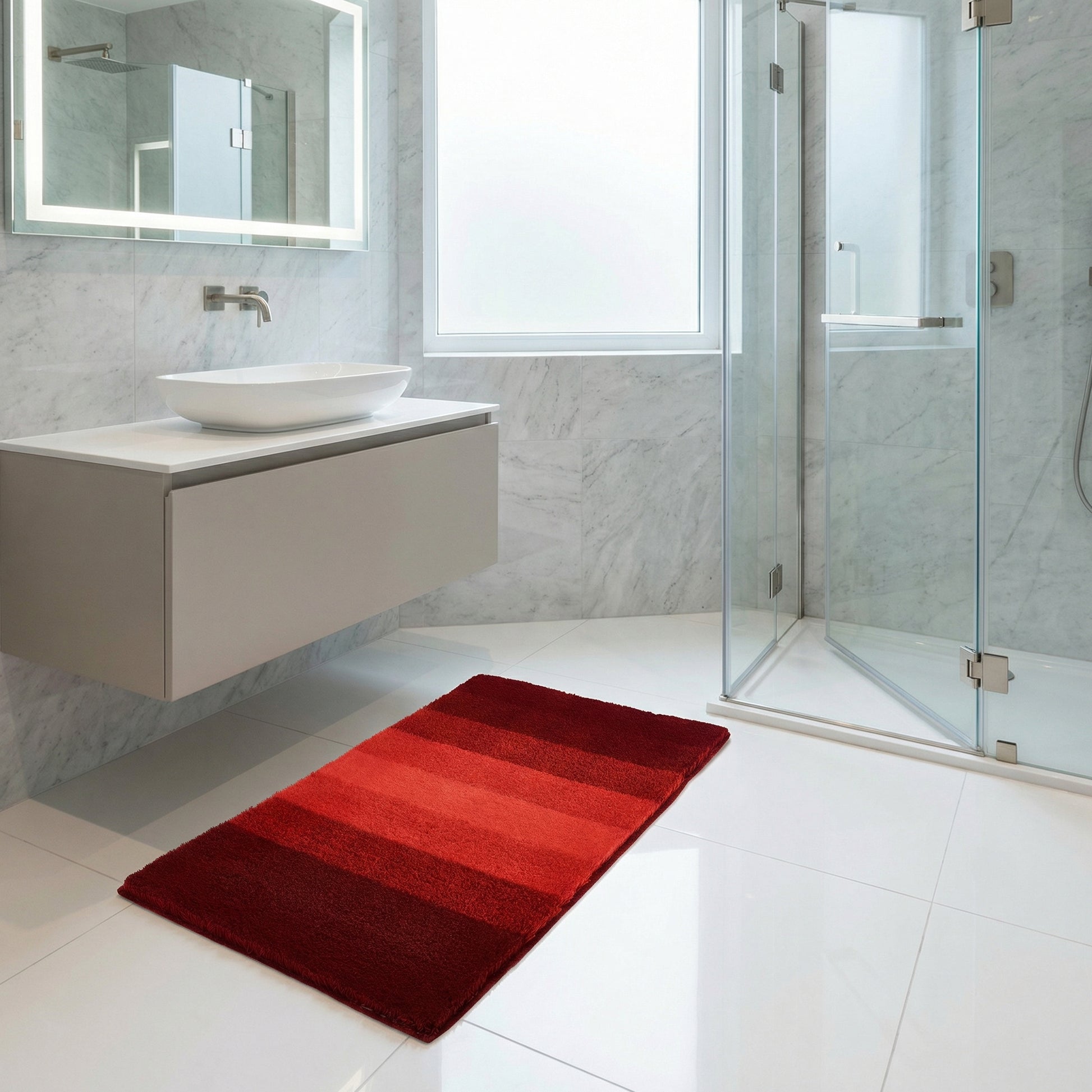 Roter Badteppich auf weißem Boden mit Glasdusche und Waschbecken an der Wand