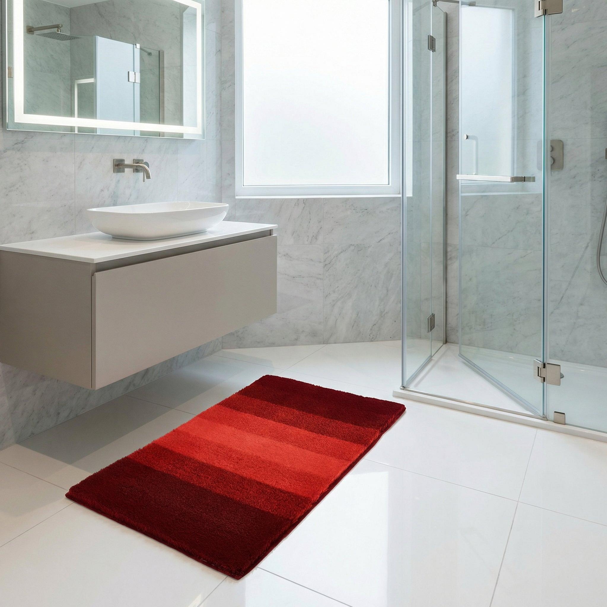 Roter Badteppich auf weißem Boden mit Glasdusche und Waschbecken an der Wand
