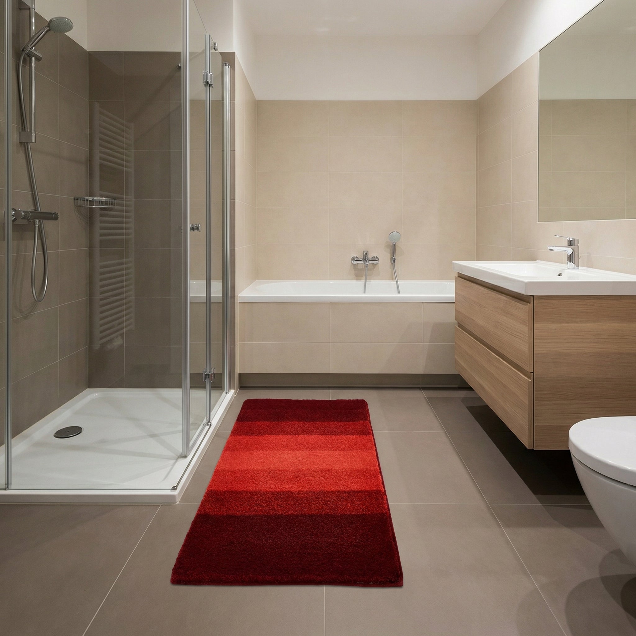Roter Badteppich vor Dusche, Badewanne und Holz-Waschtischunterschrank