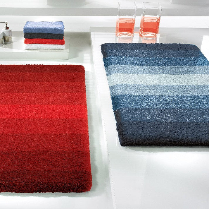 Bild von zwei Badteppichen mit rotem und blauem Farbverlauf.