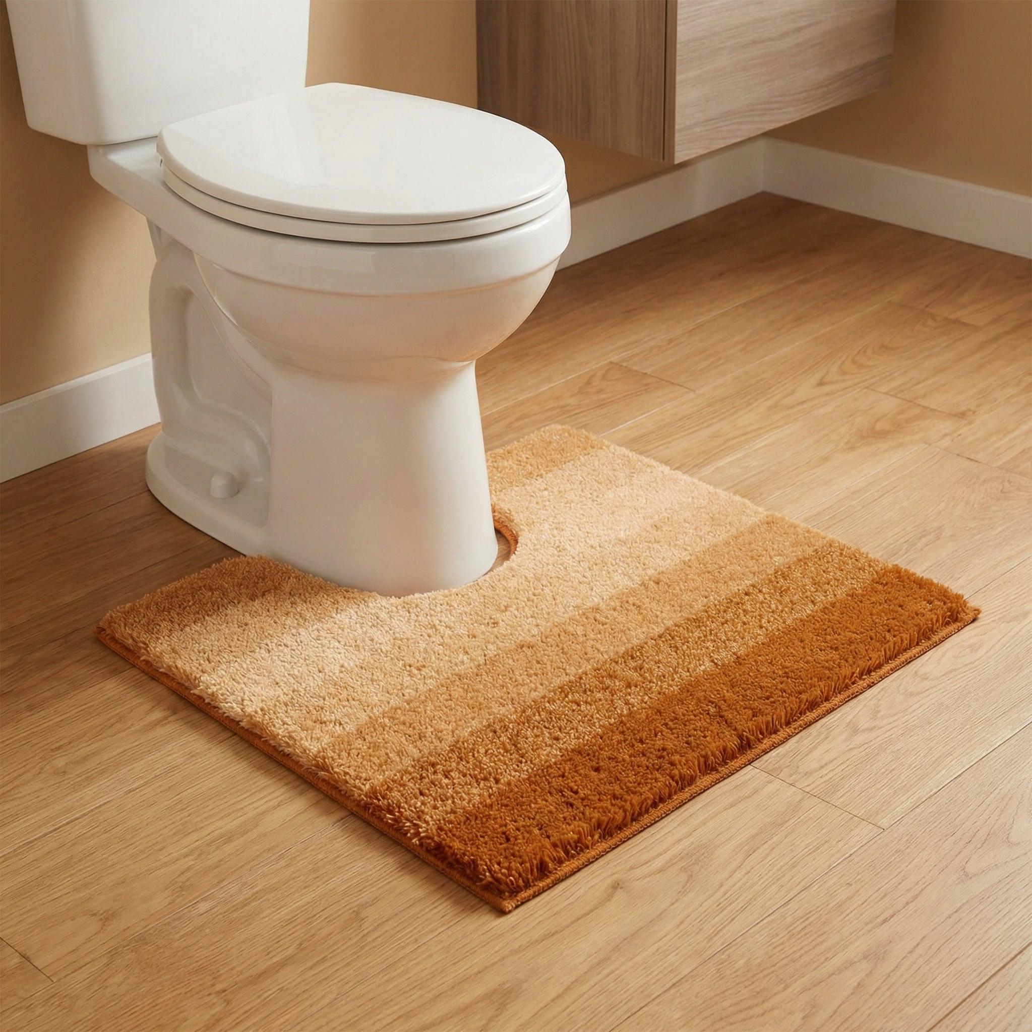 Brauner WC-Vorleger aus weichem Hochflor auf hellem Holzboden vor WC