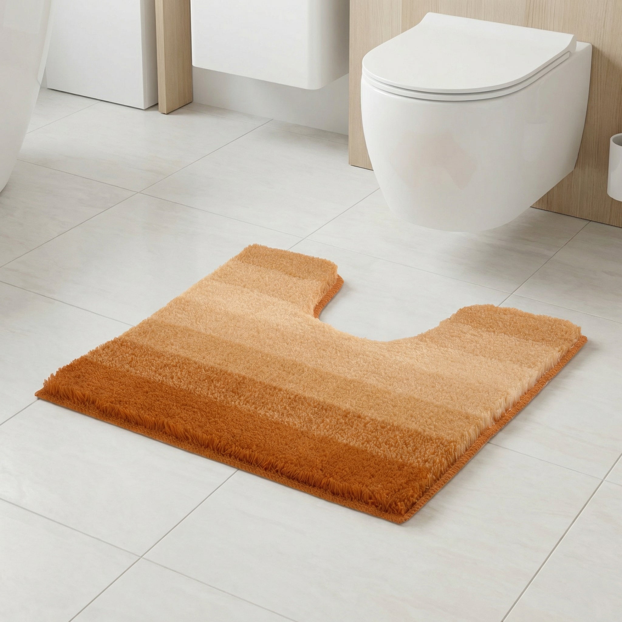 Orangebrauner WC-Vorleger mit U-Ausschnitt auf hellen Fliesenboden