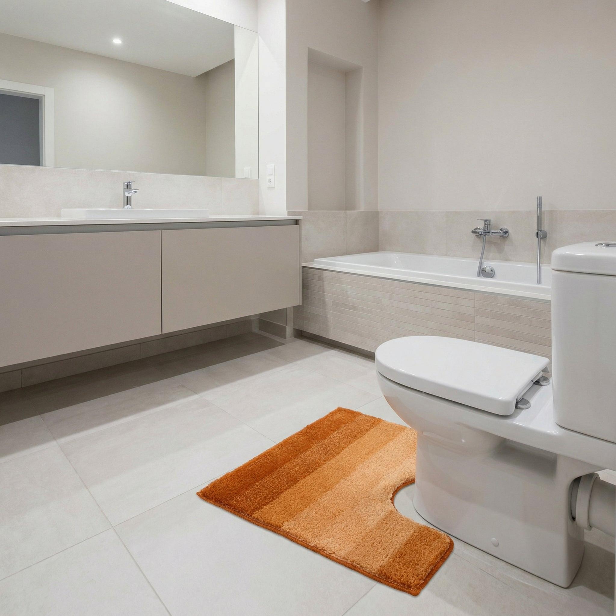 Modernes Bad mit Badewanne, Waschbecken, WC und orangefarbenem Teppich