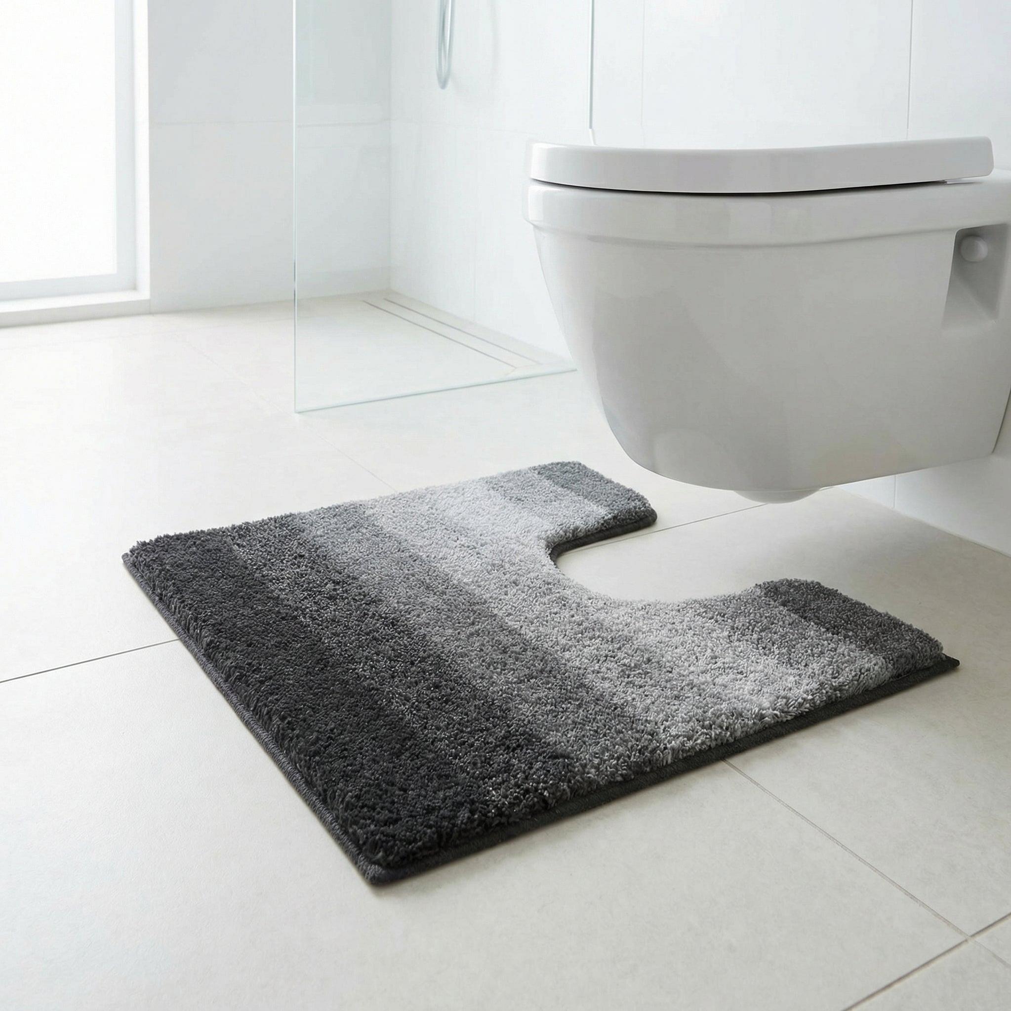 Grauer WC-Vorleger mit Streifen in modernem, weißem Badezimmerboden
