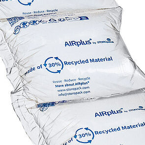Luftpolsterkissen aus 30 Prozent recyceltem Material mit Aufdruck AIRplus von Storopack.