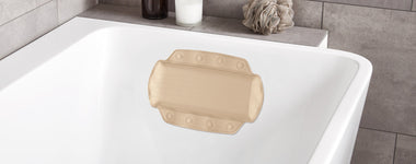 Beige Badewannenkissen mit Saugnäpfen an weißer Wannenwand innen
