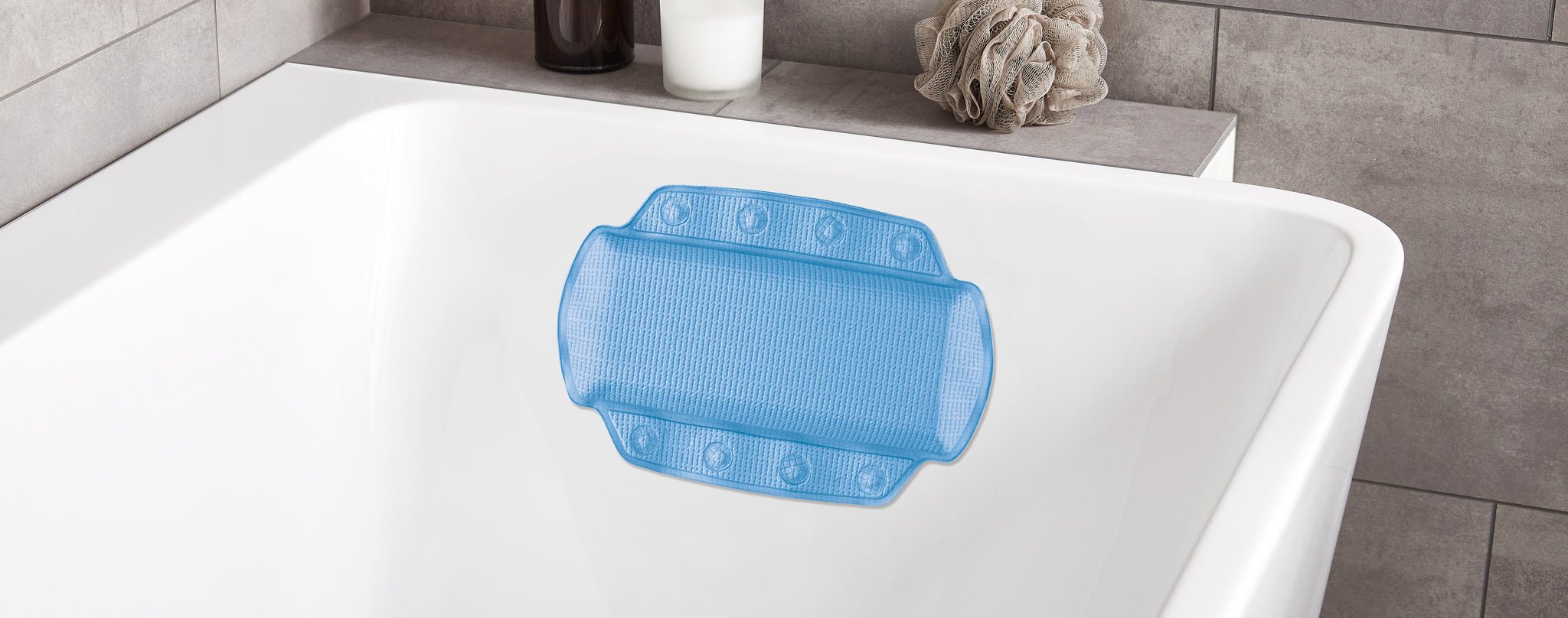 Nackenpolster AROSA Blau 32 x 22 cm liegt an der weißen Badewanne im modernen Badezimmer.