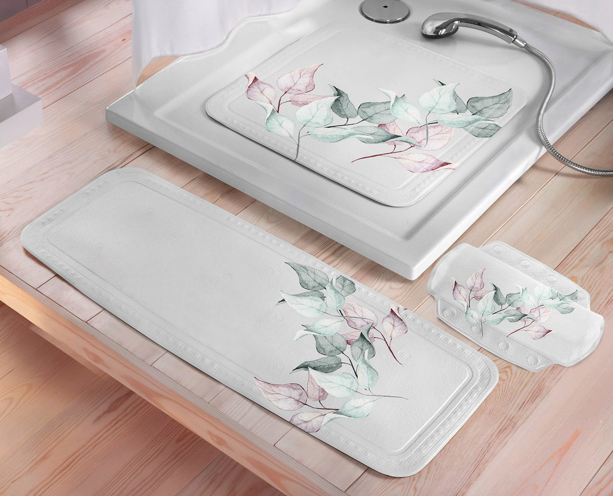 Antirutschmatten-Set mit Blättermotiv auf Holzoptikboden im Badezimmer.